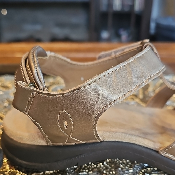 Earth Origins Metallic Gold Sandals - Picture 3 of 8